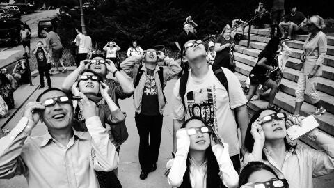 Grupo de personas observando un eclipse con gafas homologadas