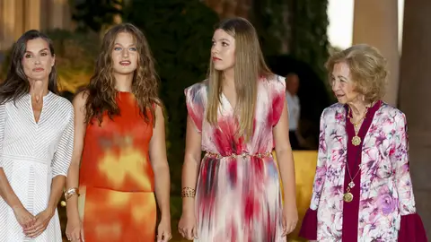 La reina Letizia, la princesa Leonor, la infanta Sofía y la reina Sofía La reina Letizia, la princesa Leonor, la infanta Sofía y la reina Sofía