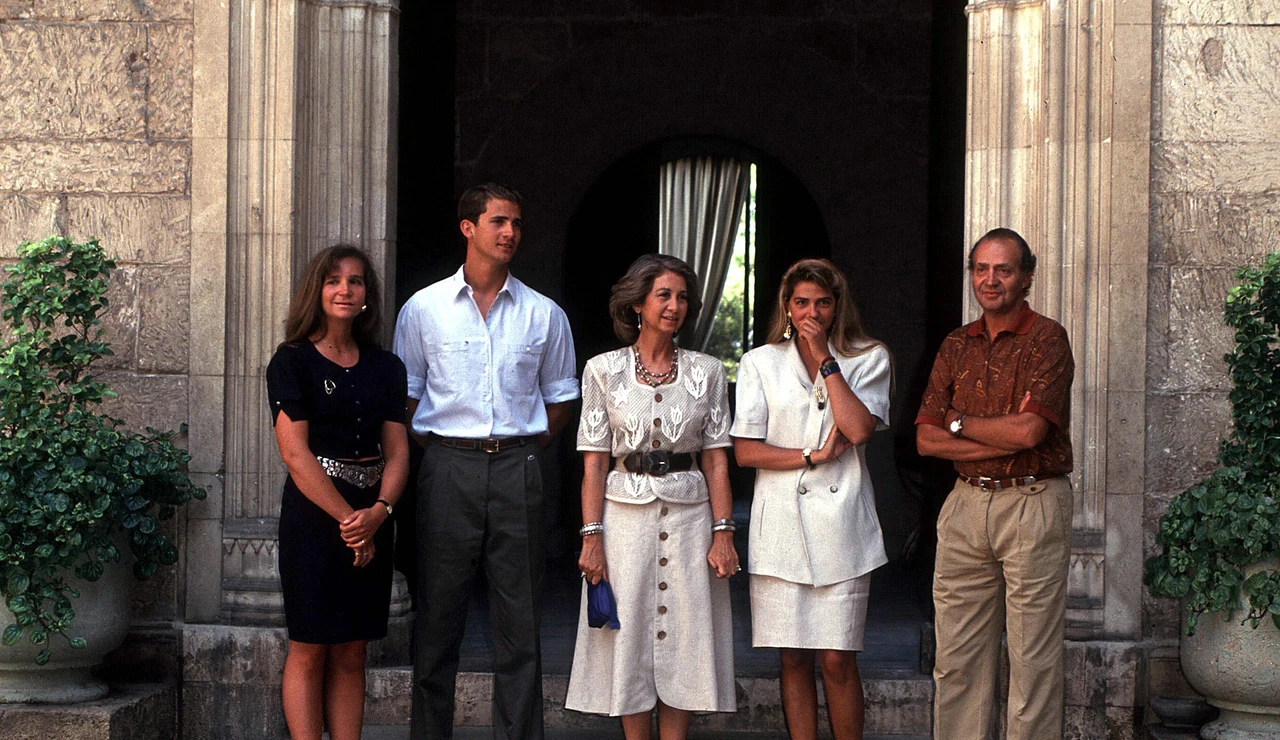 Juan Carlos I, Sofia de Grecia, rey Felipe VI, infanta Elena e infanta Cristina en Marivent durante los años 90