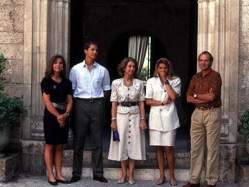 Juan Carlos I, Sofia de Grecia, rey Felipe VI, infanta Elena e infanta Cristina en Marivent durante los a&ntilde;os 90