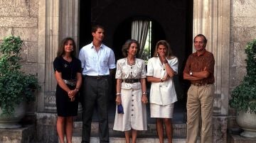 Juan Carlos I, Sofia de Grecia, rey Felipe VI, infanta Elena e infanta Cristina en Marivent durante los a&ntilde;os 90