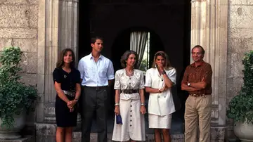 Juan Carlos I, Sofia de Grecia, rey Felipe VI, infanta Elena e infanta Cristina en Marivent durante los años 90 Juan Carlos I, Sofia de Grecia, rey Felipe VI, infanta Elena e infanta Cristina en Marivent durante los años 90