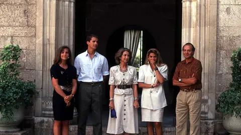 Juan Carlos I, Sofia de Grecia, rey Felipe VI, infanta Elena e infanta Cristina en Marivent durante los años 90 Juan Carlos I, Sofia de Grecia, rey Felipe VI, infanta Elena e infanta Cristina en Marivent durante los años 90