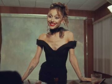 Ariana Grande en su videoclip Petal