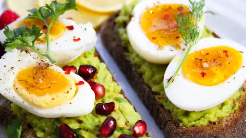 Tostadas con huevos y aguacate Tostadas con huevos y aguacate
