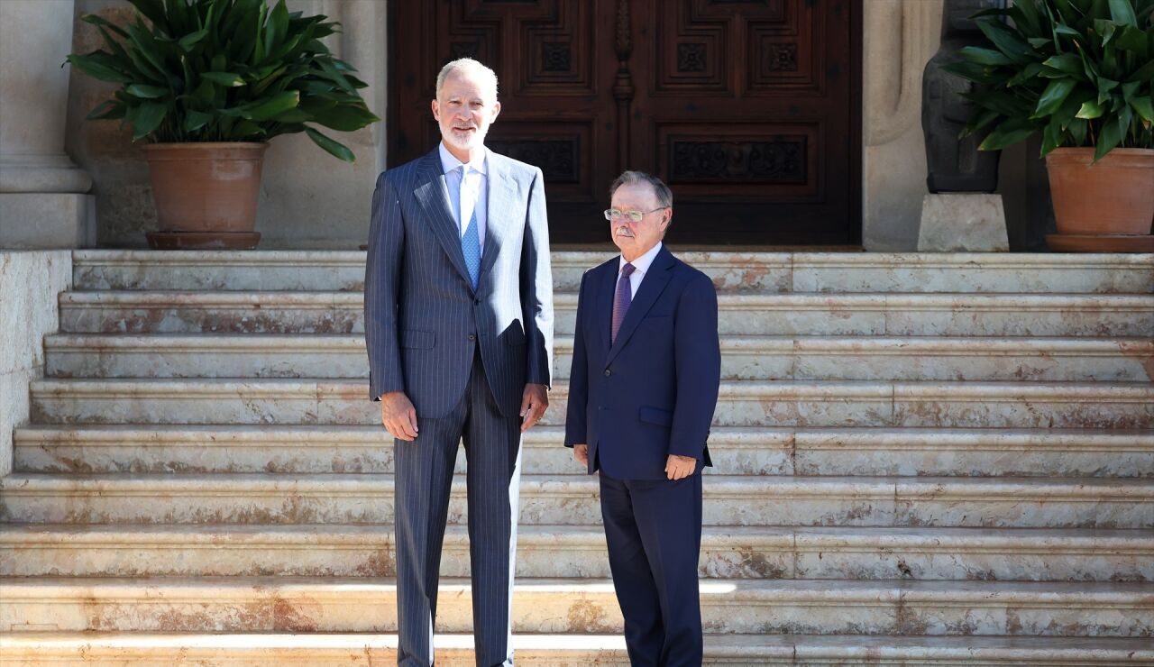 El Rey VI junto a Juan Jes&uacute;s Vivas Lara, presidente de la Ciudad Aut&oacute;noma de Ceuta, en el Palacio de Marivent, a 6 de agosto de 2026, en Palma de Mallorca 