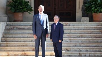 El Rey VI junto a Juan Jes&uacute;s Vivas Lara, presidente de la Ciudad Aut&oacute;noma de Ceuta, en el Palacio de Marivent, a 6 de agosto de 2026, en Palma de Mallorca 