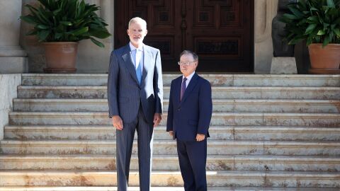 El Rey VI junto a Juan Jes&uacute;s Vivas Lara, presidente de la Ciudad Aut&oacute;noma de Ceuta, en el Palacio de Marivent, a 6 de agosto de 2026, en Palma de Mallorca 