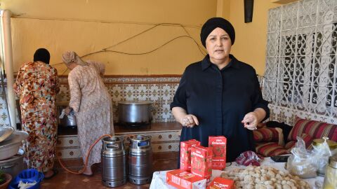 Voluntarias ofrecen ayuda en un punto de atenci&oacute;n humanitaria