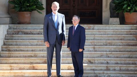 El presidente de Ceuta, Juan Jes&uacute;s Vivas, junto al rey Felipe VI en Palma antes de su compaecencia tras la llegada masiva de inmigrantes.