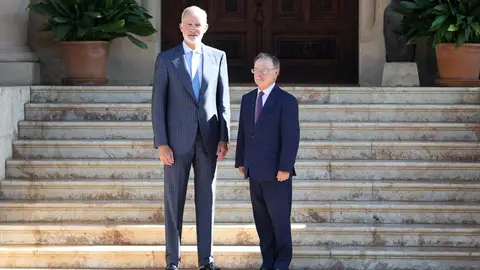El presidente de Ceuta, Juan Jesús Vivas, junto al rey Felipe VI en Palma antes de su compaecencia tras la llegada masiva de inmigrantes. El presidente de Ceuta, Juan Jesús Vivas, junto al rey Felipe VI en Palma antes de su compaecencia tras la llegada masiva de inmigrantes.