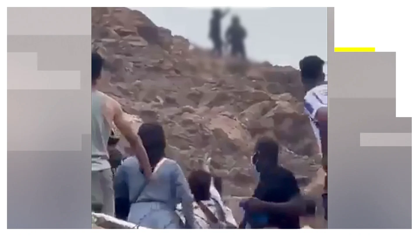 Un policía marroquí golpea a un inmigrante. Un policía marroquí golpea a un inmigrante.
