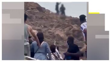 Un polic&iacute;a marroqu&iacute; golpea a un inmigrante.