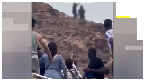 Un polic&iacute;a marroqu&iacute; golpea a un inmigrante.