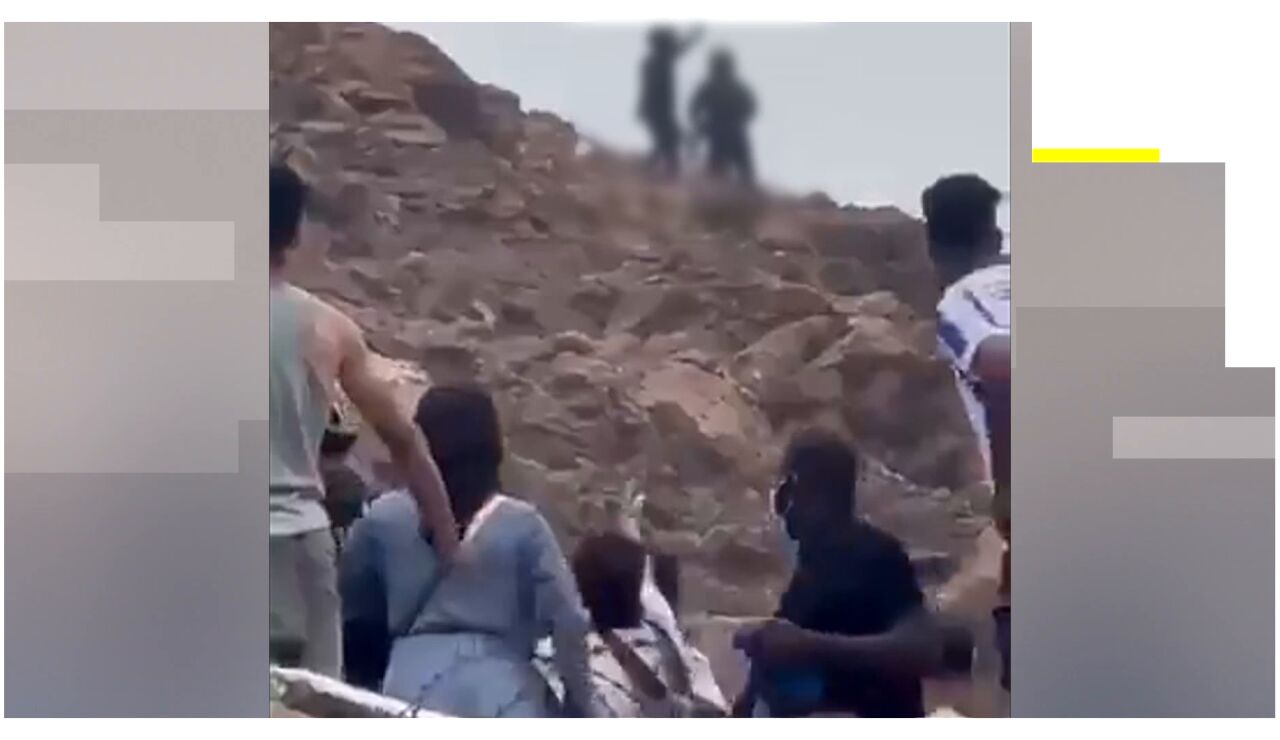 Un polic&iacute;a marroqu&iacute; golpea a un inmigrante.