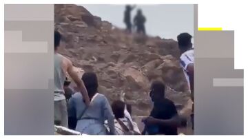 Un polic&iacute;a marroqu&iacute; golpea a un inmigrante.