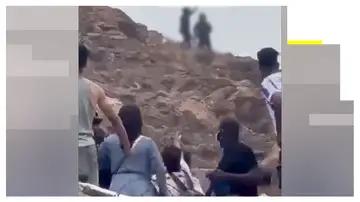 Un policía marroquí golpea a un inmigrante. Un policía marroquí golpea a un inmigrante.