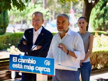 El vicesecretario de Pol&iacute;tica Auton&oacute;mica, Municipal y An&aacute;lisis Electoral del PP, El&iacute;as Bendodo, en una atenci&oacute;n a los medios de comunicaci&oacute;n en M&aacute;laga. &Aacute;LEX ZEA / EUROPA PRESS 06/08/2026