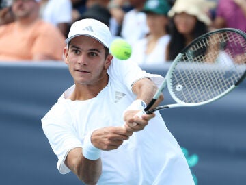 Rafa Jódar ejecuta un revés Rafa Jódar ejecuta un revés