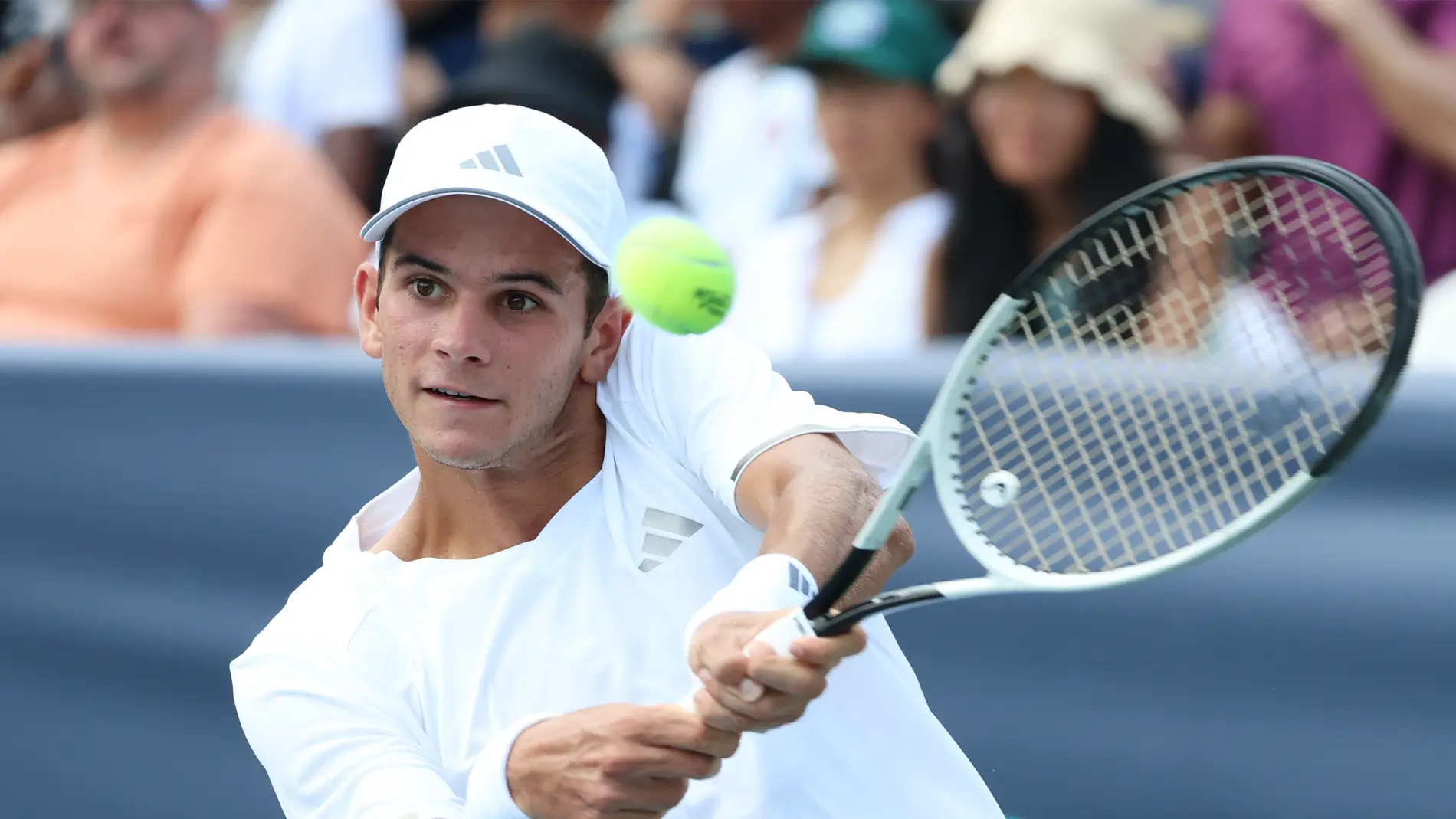 Rafa Jódar ejecuta un revés Rafa Jódar ejecuta un revés