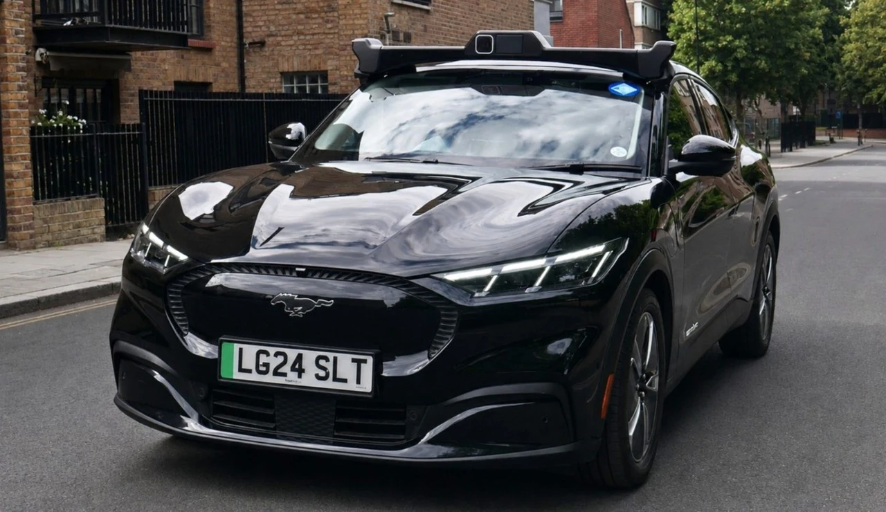 Londres da luz verde a los robotaxis de Uber y Wayve