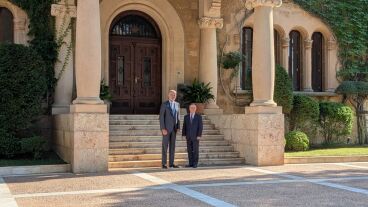 El Rey Felipe VI y el presidente de la Ciudad Aut&oacute;noma de Ceuta, Juan Jes&uacute;s Vivas, a las puertas del Palacio de Marivent.