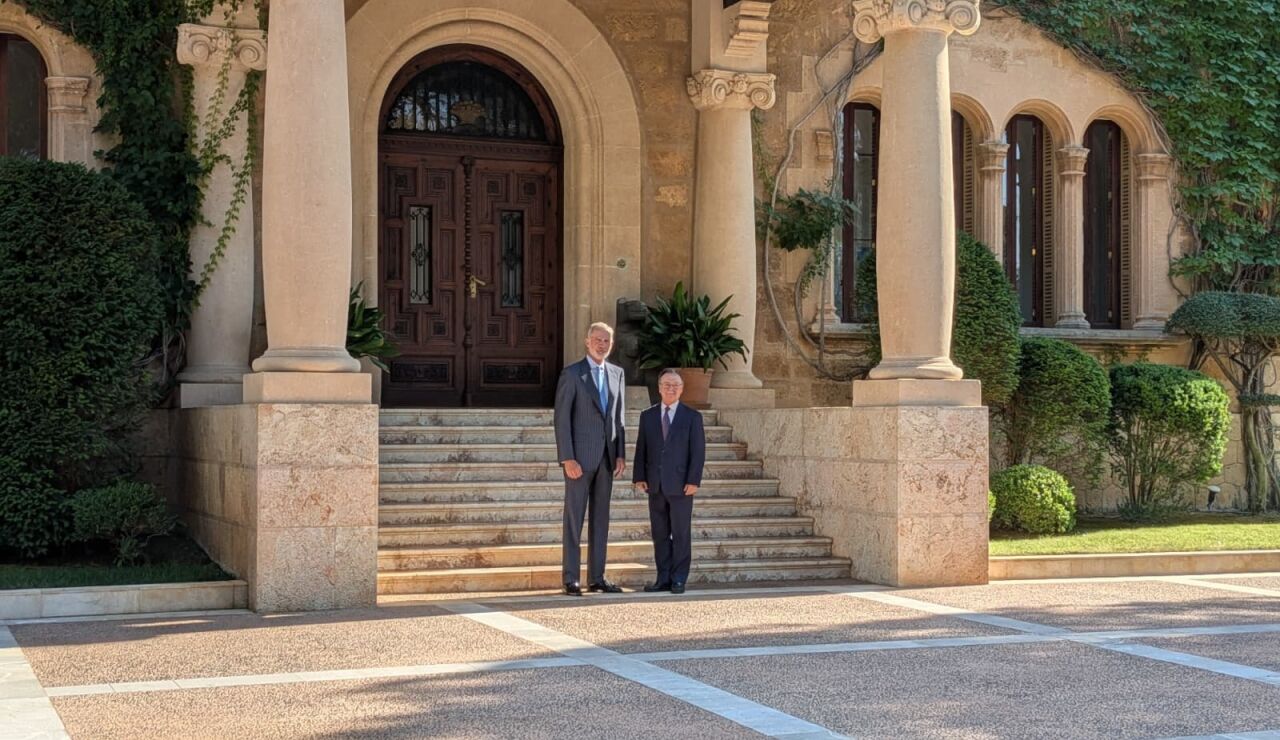 El Rey Felipe VI y el presidente de la Ciudad Aut&oacute;noma de Ceuta, Juan Jes&uacute;s Vivas, a las puertas del Palacio de Marivent.