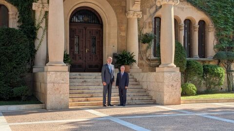 El Rey Felipe VI y el presidente de la Ciudad Aut&oacute;noma de Ceuta, Juan Jes&uacute;s Vivas, a las puertas del Palacio de Marivent.