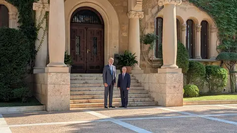 El Rey Felipe VI y el presidente de la Ciudad Autónoma de Ceuta, Juan Jesús Vivas, a las puertas del Palacio de Marivent. El Rey Felipe VI y el presidente de la Ciudad Autónoma de Ceuta, Juan Jesús Vivas, a las puertas del Palacio de Marivent.