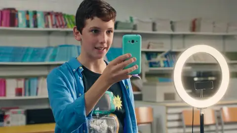 ¿Cuál es la fórmula para hacerse viral en TikTok? Álex da las claves a Teresa en Padre no hay más que uno, la serie ¿Cuál es la fórmula para hacerse viral en TikTok? Álex da las claves a Teresa en Padre no hay más que uno, la serie