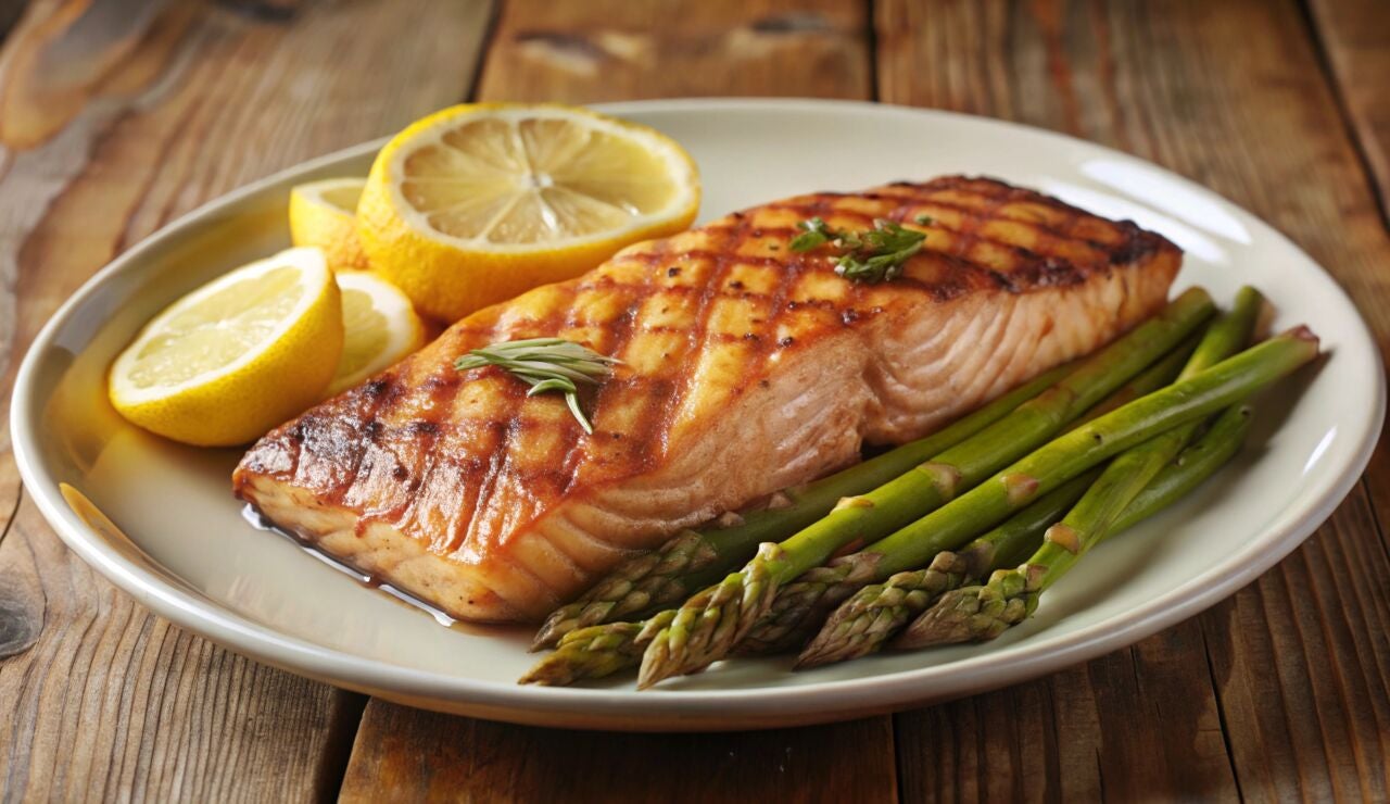 Plato de salm&oacute;n con esp&aacute;rragos