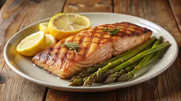 Plato de salmón con espárragos Plato de salmón con espárragos