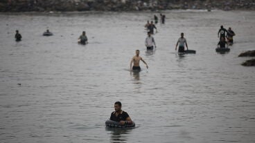 Varios migrantes intentan cruzar a nado la frontera, a 31 de julio de 2026, en Ceuta