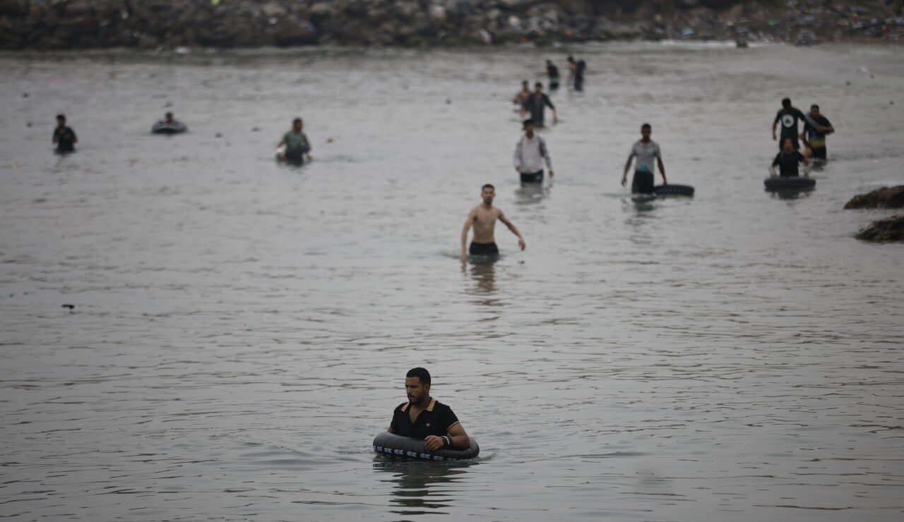 Varios migrantes intentan cruzar a nado la frontera, a 31 de julio de 2026, en Ceuta
