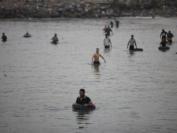 Varios migrantes intentan cruzar a nado la frontera, a 31 de julio de 2026, en Ceuta