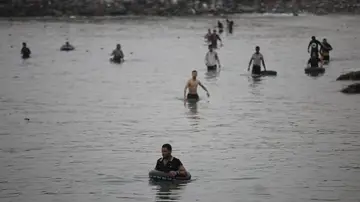 Varios migrantes intentan cruzar a nado la frontera, a 31 de julio de 2026, en Ceuta Varios migrantes intentan cruzar a nado la frontera, a 31 de julio de 2026, en Ceuta