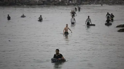 Varios migrantes intentan cruzar a nado la frontera, a 31 de julio de 2026, en Ceuta Varios migrantes intentan cruzar a nado la frontera, a 31 de julio de 2026, en Ceuta