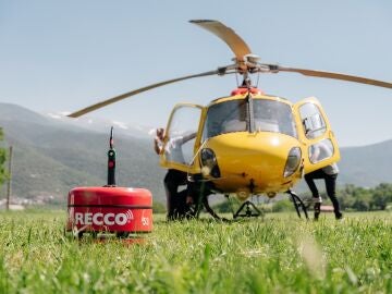 Helicóptero de emergencias en una demostración del sistema RECCO SAR Helicóptero de emergencias en una demostración del sistema RECCO SAR