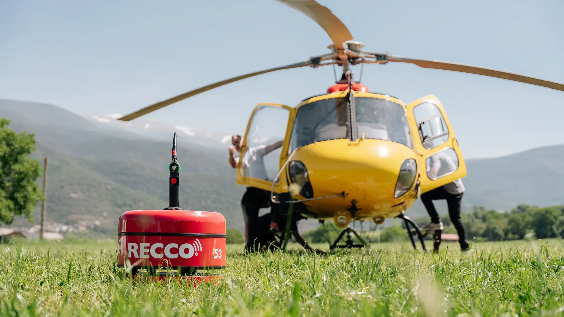 Helicóptero de emergencias en una demostración del sistema RECCO SAR Helicóptero de emergencias en una demostración del sistema RECCO SAR