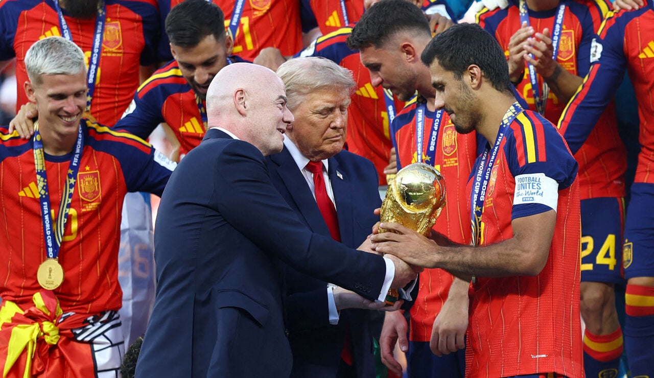 Infantino y Trump entregan la Copa del Mundo a Rodri tras la final ante Argentina