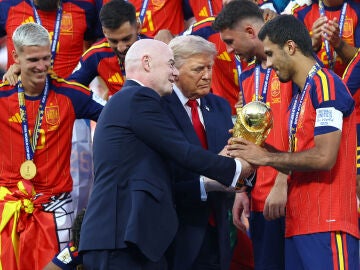 Infantino y Trump entregan la Copa del Mundo a Rodri tras la final ante Argentina