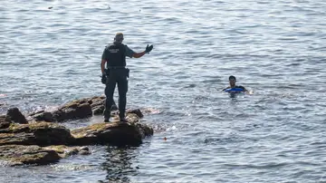 Un guardia civil avisa a una persona que nada en el mar, a 2 de agosto de 2026, en Ceuta Un guardia civil avisa a una persona que nada en el mar, a 2 de agosto de 2026, en Ceuta