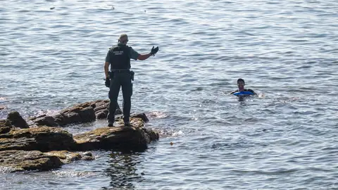 Un guardia civil avisa a una persona que nada en el mar, a 2 de agosto de 2026, en Ceuta Un guardia civil avisa a una persona que nada en el mar, a 2 de agosto de 2026, en Ceuta