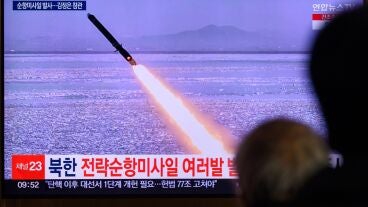 TV de Corea del Norte mostrando el lanzamiento de un misil bal&iacute;stico
