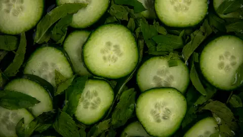 Trozos de pepino y menta Trozos de pepino y menta