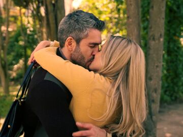 &ldquo;Yo solo quiero estar a tu lado&rdquo;: Valentina y Andr&eacute;s se dan una nueva oportunidad y sellan su reconciliaci&oacute;n con un apasionado beso