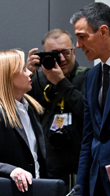 S&aacute;nchez conversa con Meloni durante una cumbre en Bruselas