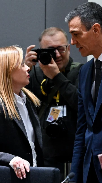 Sánchez conversa con Meloni durante una cumbre en Bruselas