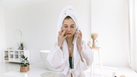 Mujer haciéndose el skincare