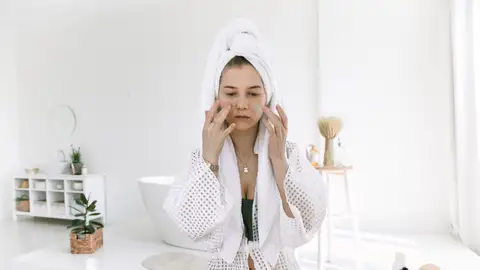 Mujer haciéndose el skincare Mujer haciéndose el skincare